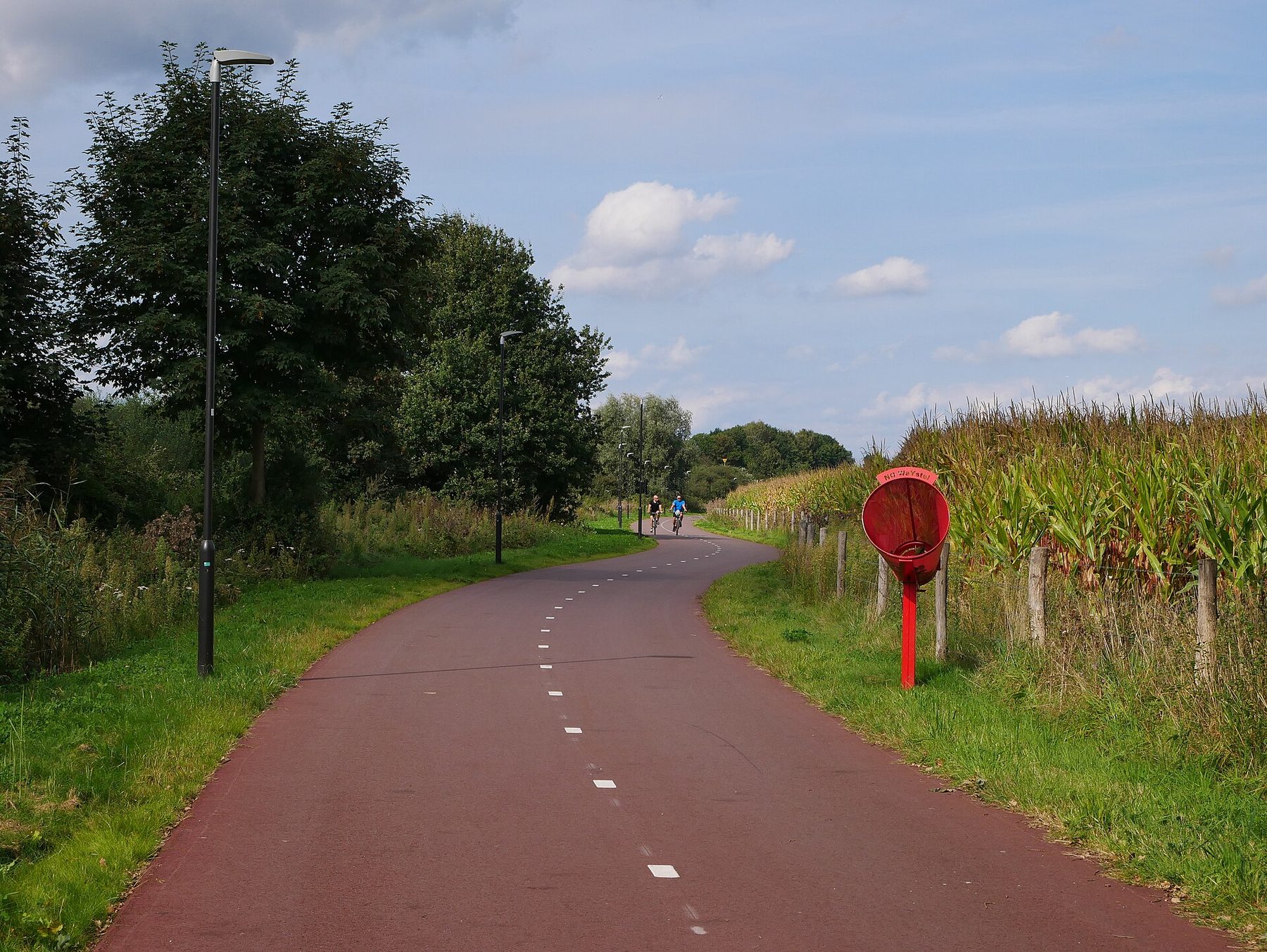 Rood fietspad van het MaasWaalpad in het buitengebied bij Katwijk