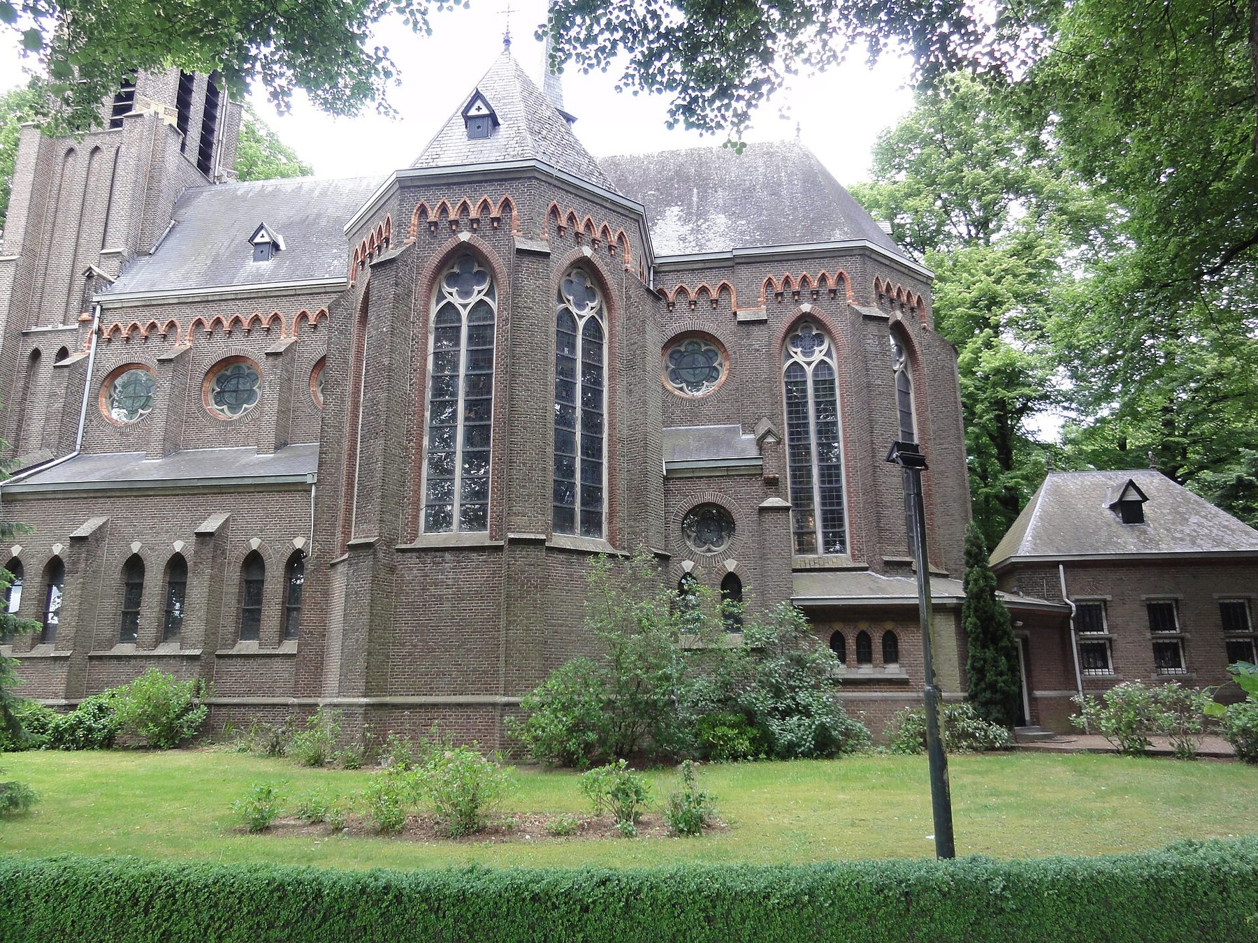 Zuidzijde van de Sint-Martinuskerk in Katwijk Noord-Brabant